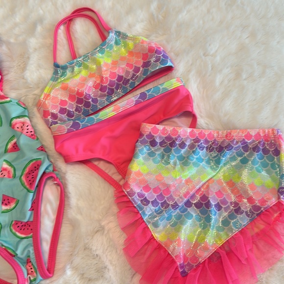 👒👧🏻👙Girl’s 18-24 bundle swimsuits, only one put in excellent condition - Picture 8 of 10